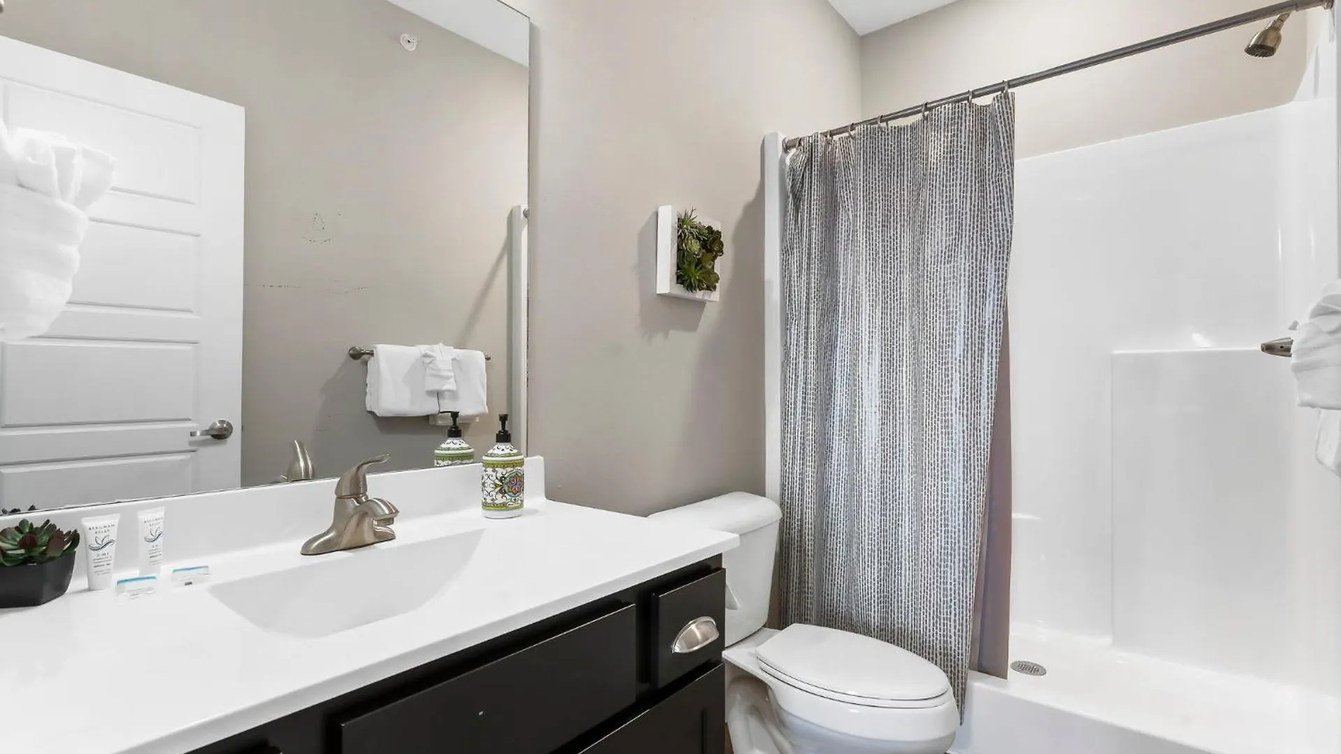 Pvt Outdoor Pool-multiple Arcades-pvt Hot Tub-free Attraction Tickets-firepit-lake View Holiday home *