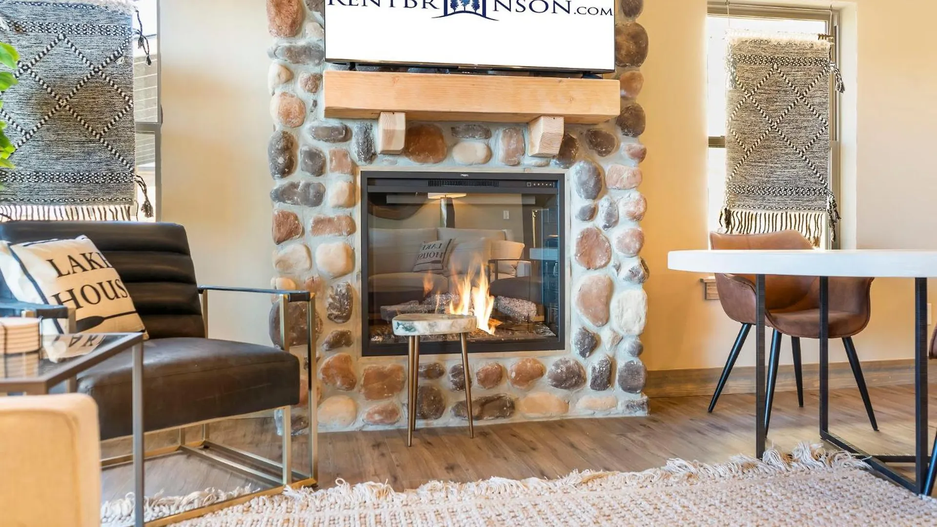 New Log Cabin, Pvt Hot Tub, Free Daily Activities, Shuffleboard, Arcade Holiday home *