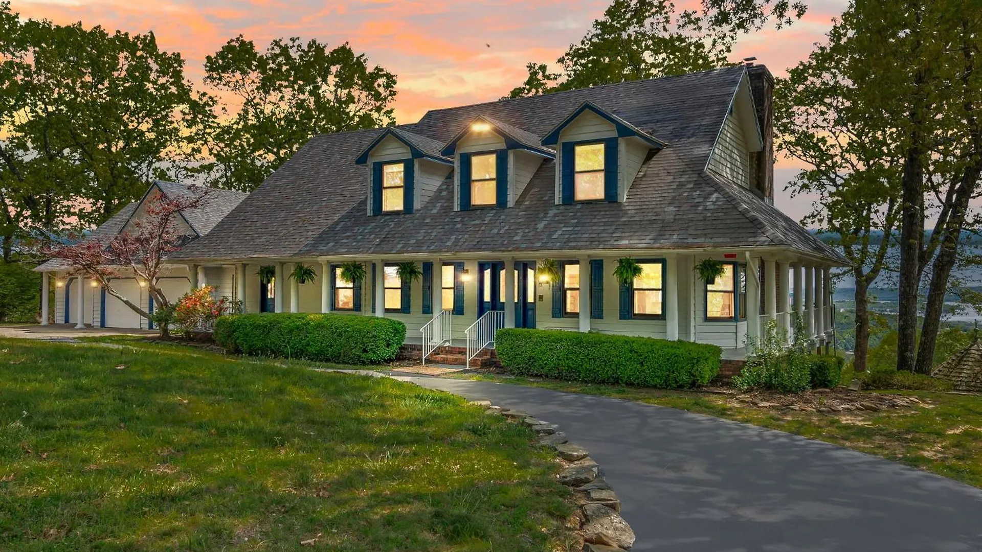 Holiday home Tablerock Views, Private Outdoor Pool, Karaoke/games-2 Kitchens! Secluded On A Few Acres!