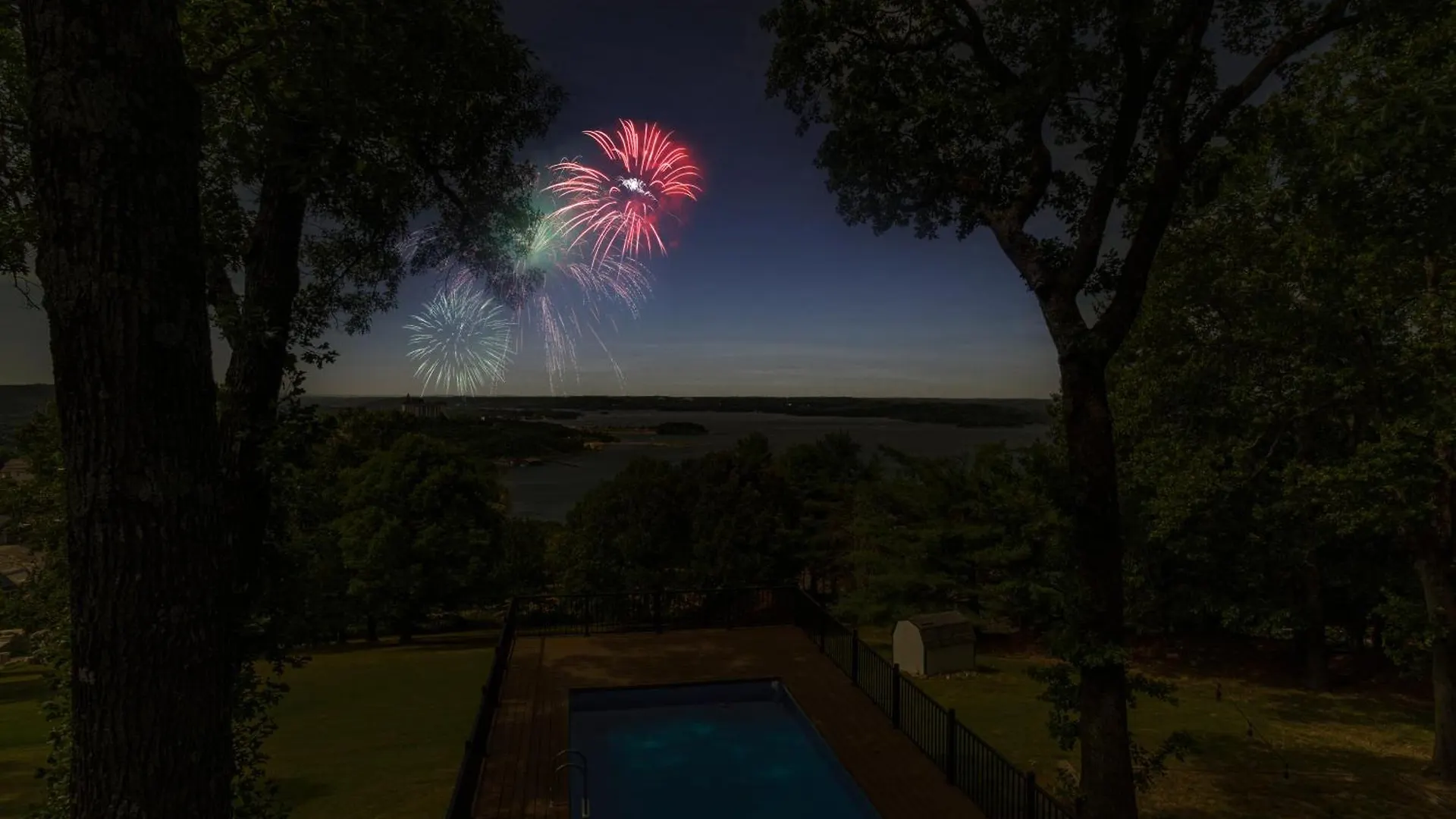 Tablerock Views, Private Outdoor Pool, Karaoke/games-2 Kitchens! Secluded On A Few Acres! Branson