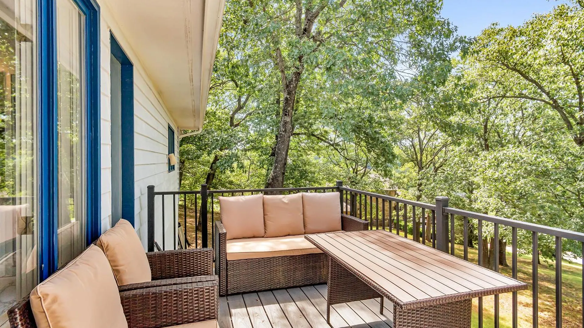 Tablerock Views, Private Outdoor Pool, Karaoke/games-2 Kitchens! Secluded On A Few Acres!