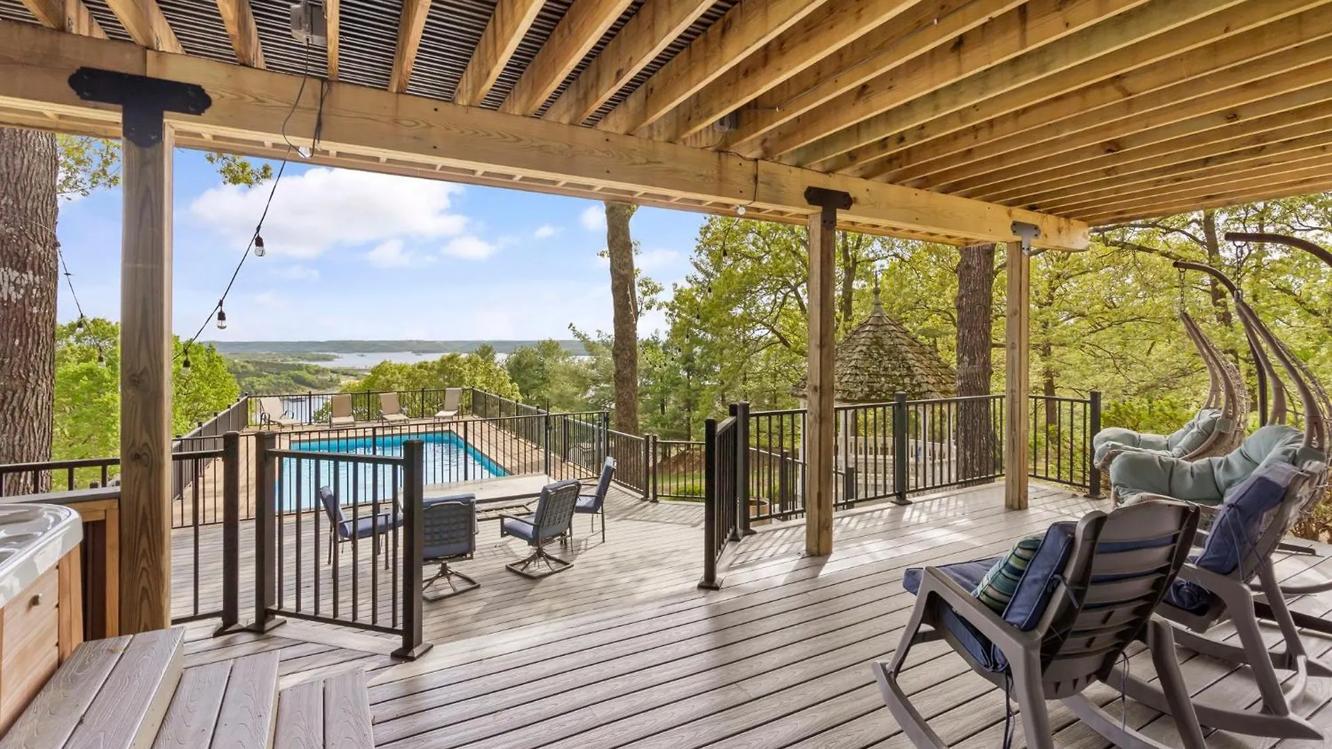 Holiday home Tablerock Views, Private Outdoor Pool, Karaoke/games-2 Kitchens! Secluded On A Few Acres!