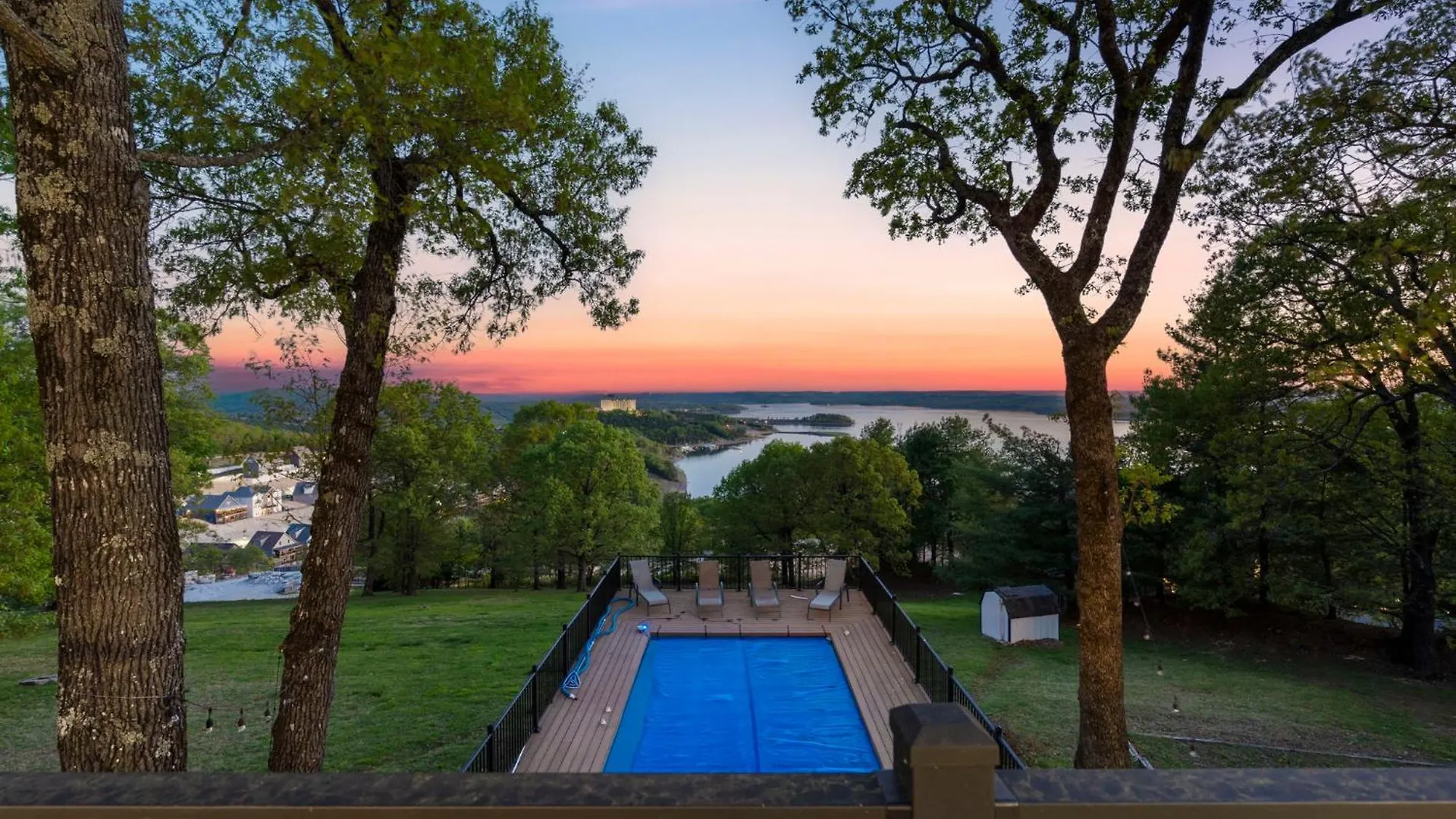 Holiday home Tablerock Views, Private Outdoor Pool, Karaoke/games-2 Kitchens! Secluded On A Few Acres! Branson