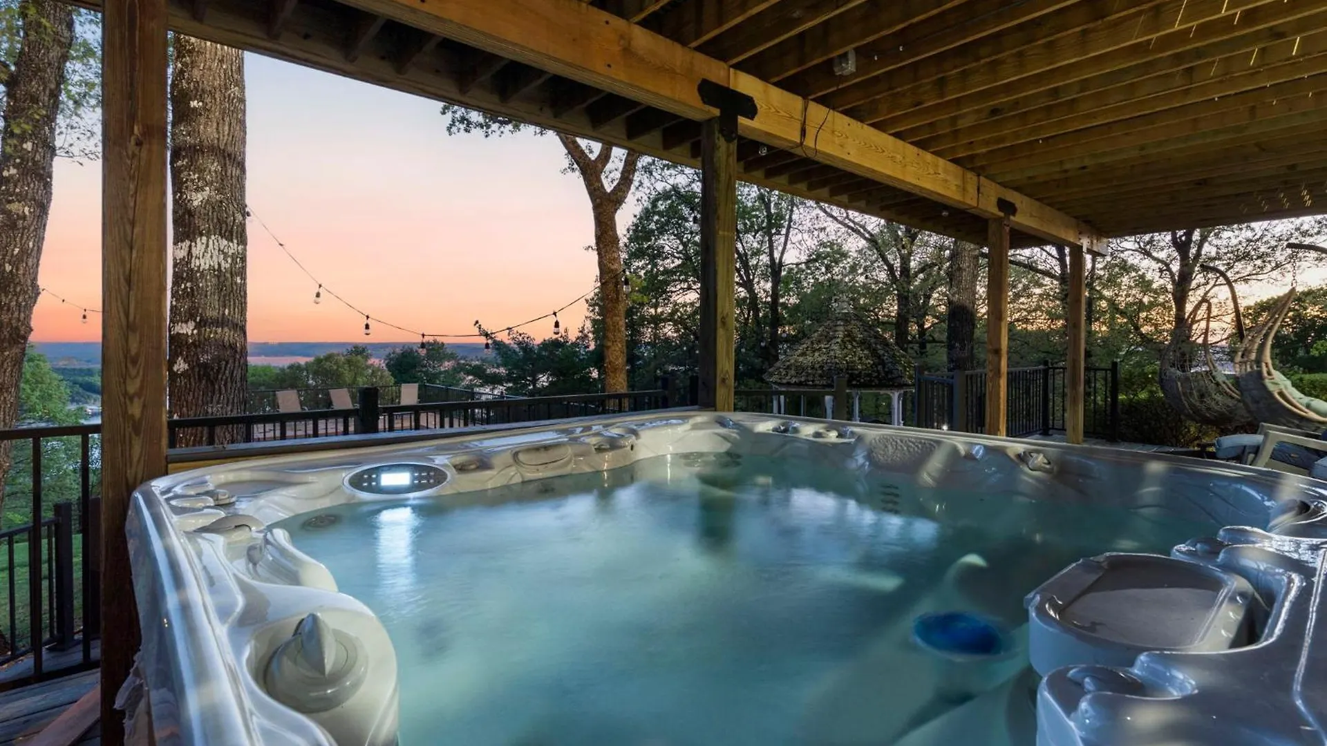 Tablerock Views, Private Outdoor Pool, Karaoke/games-2 Kitchens! Secluded On A Few Acres! Branson