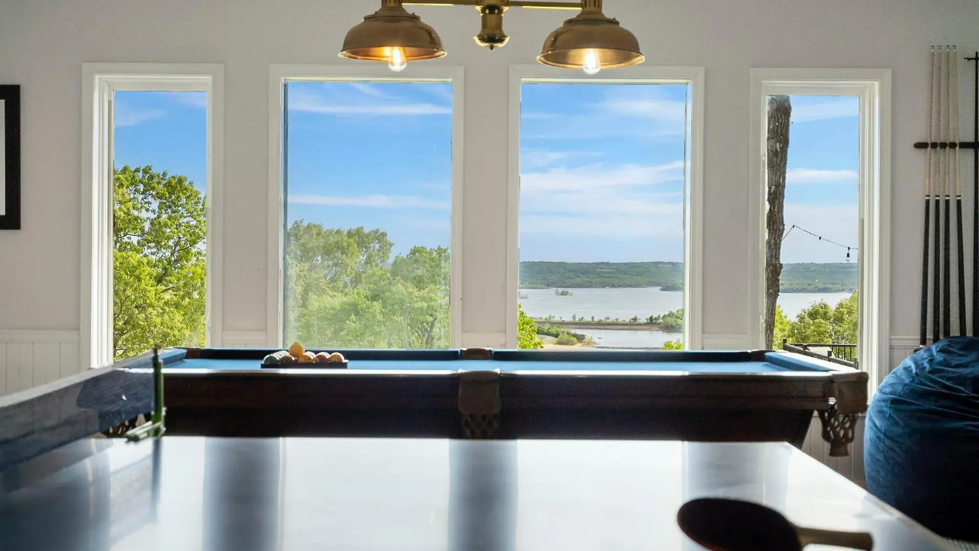 Tablerock Views, Private Outdoor Pool, Karaoke/games-2 Kitchens! Secluded On A Few Acres! Holiday home