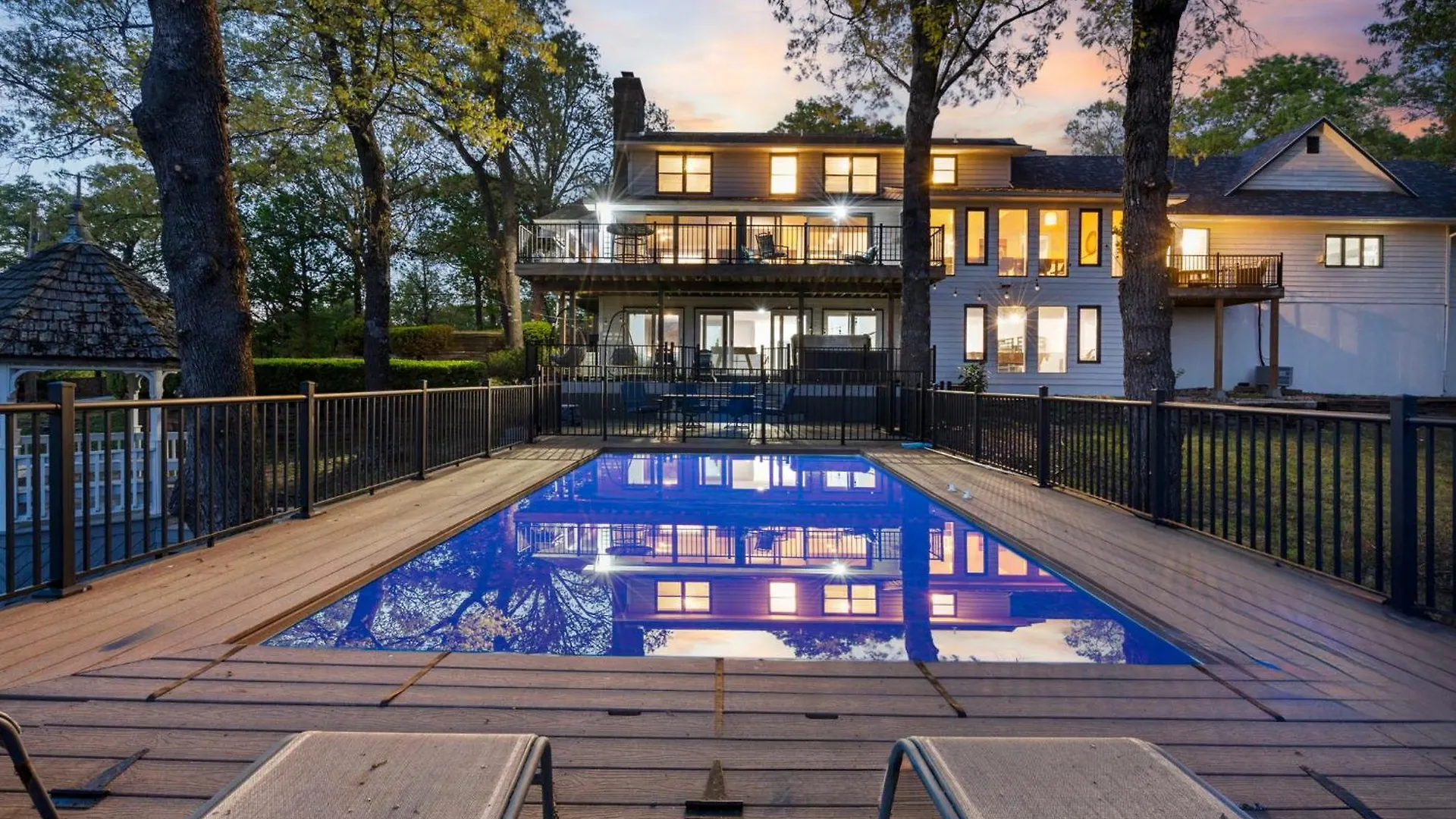 Holiday home Tablerock Views, Private Outdoor Pool, Karaoke/games-2 Kitchens! Secluded On A Few Acres! *