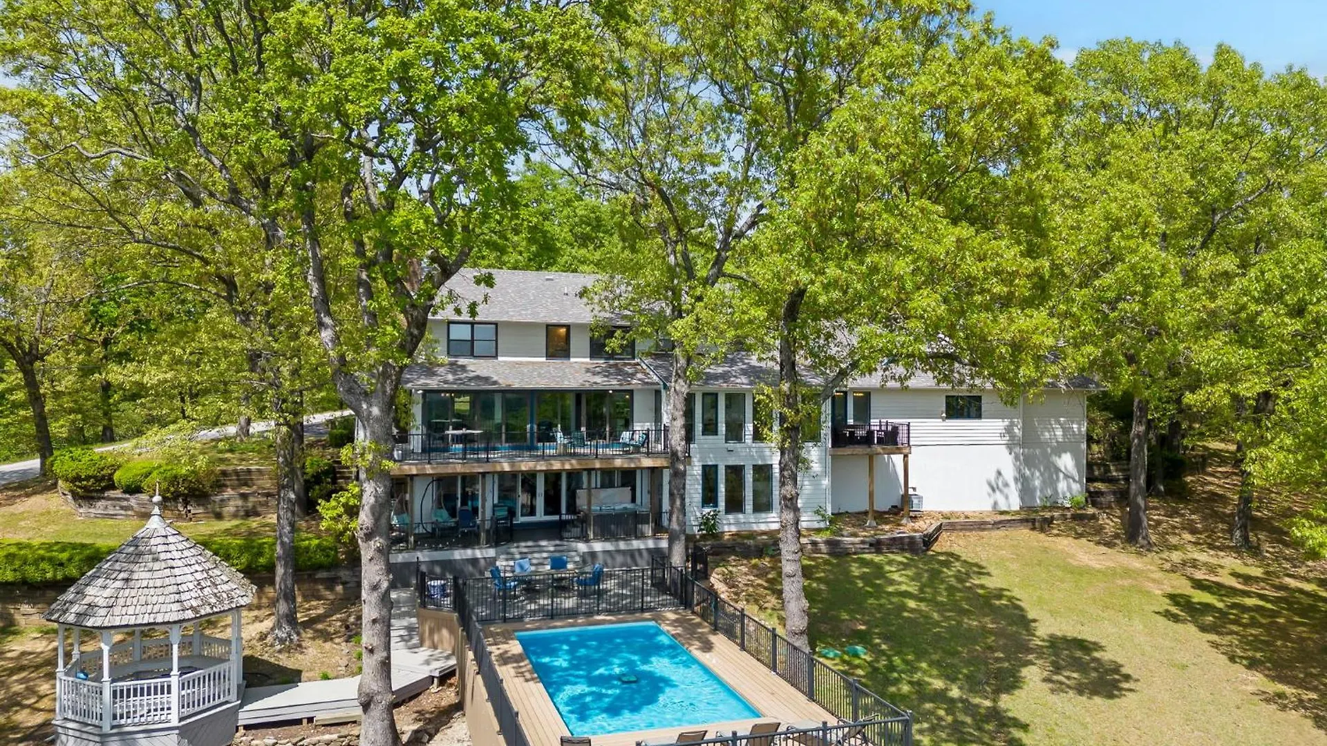 Tablerock Views, Private Outdoor Pool, Karaoke/games-2 Kitchens! Secluded On A Few Acres! Holiday home