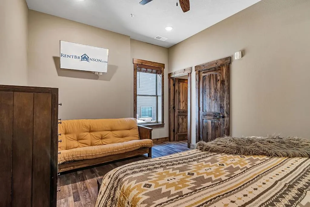 Holiday home Pvt Indoor Pool-basketball Court-theatre & Hot Tub-games-sleeps 46-table Rock View-free Tickets *