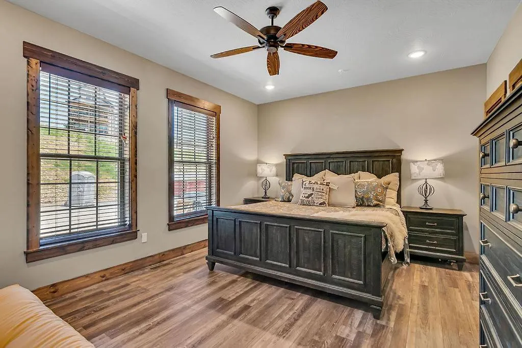 Pvt Indoor Pool-basketball Court-theatre & Hot Tub-games-sleeps 46-table Rock View-free Tickets Holiday home
