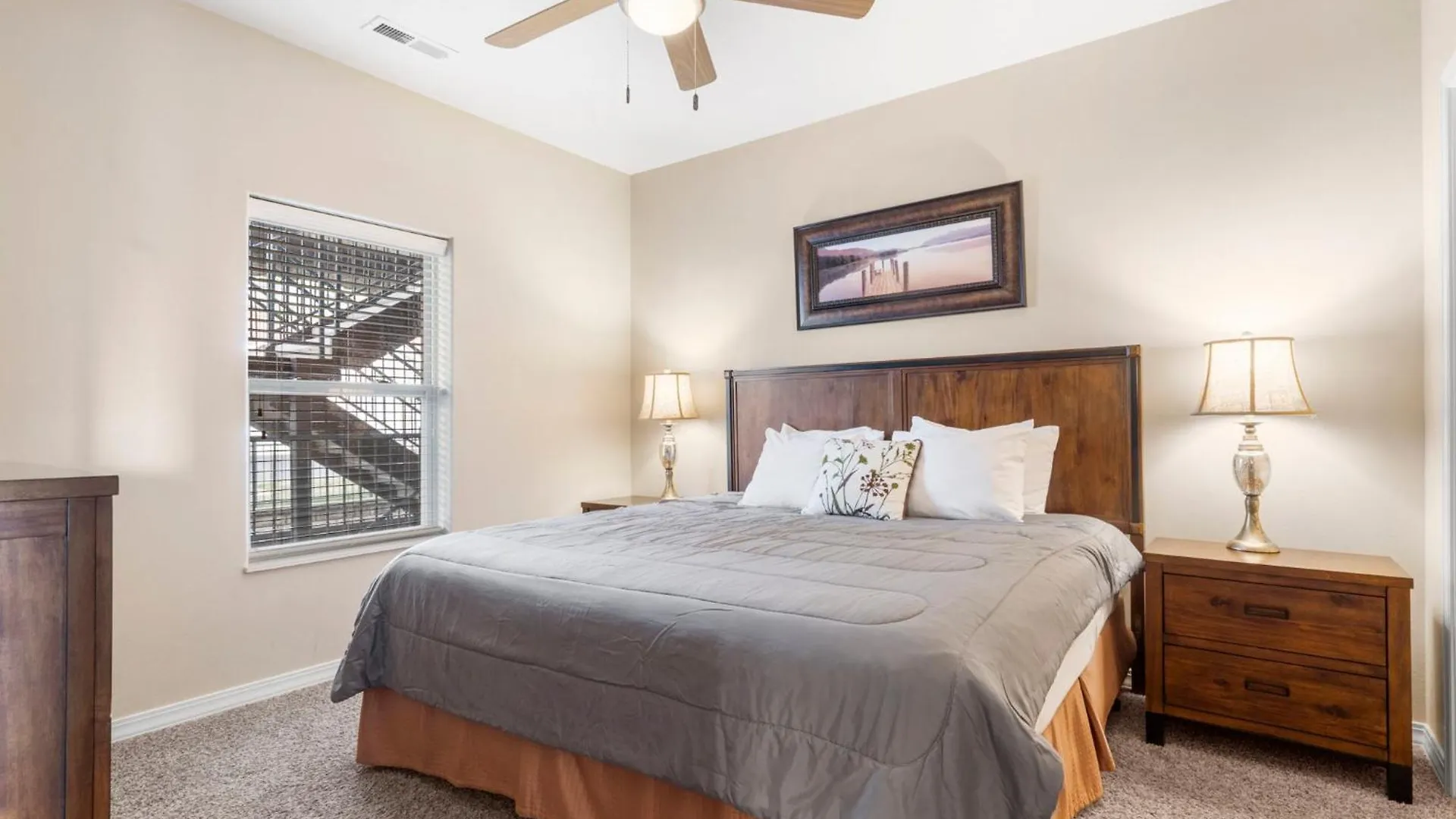 2 Bedroom 0condo W Deck & Wooded Views-free Attraction Tickets-close To State Park Marina Holiday home Branson