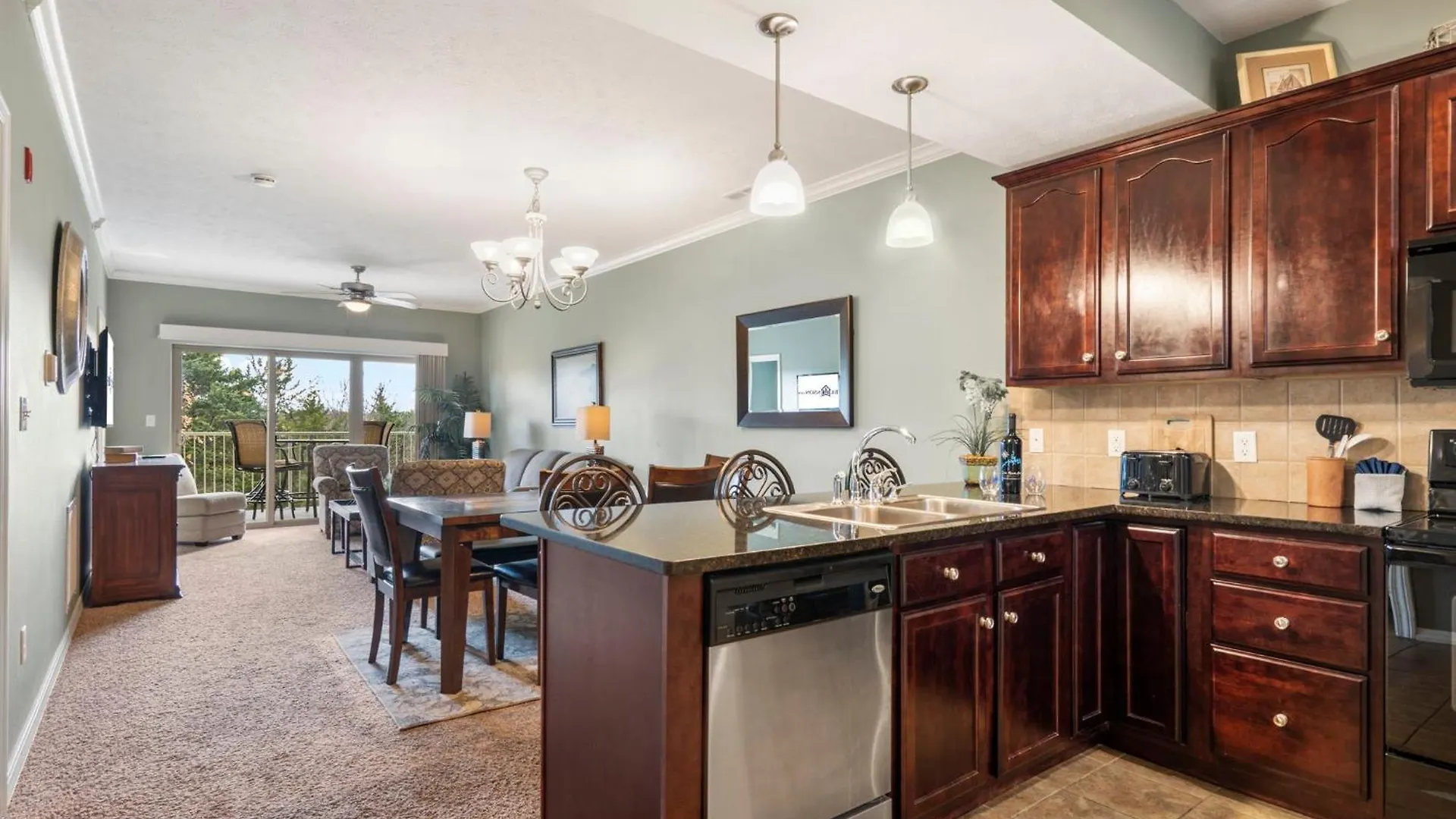 2 Bedroom 0condo W Deck & Wooded Views-free Attraction Tickets-close To State Park Marina Branson