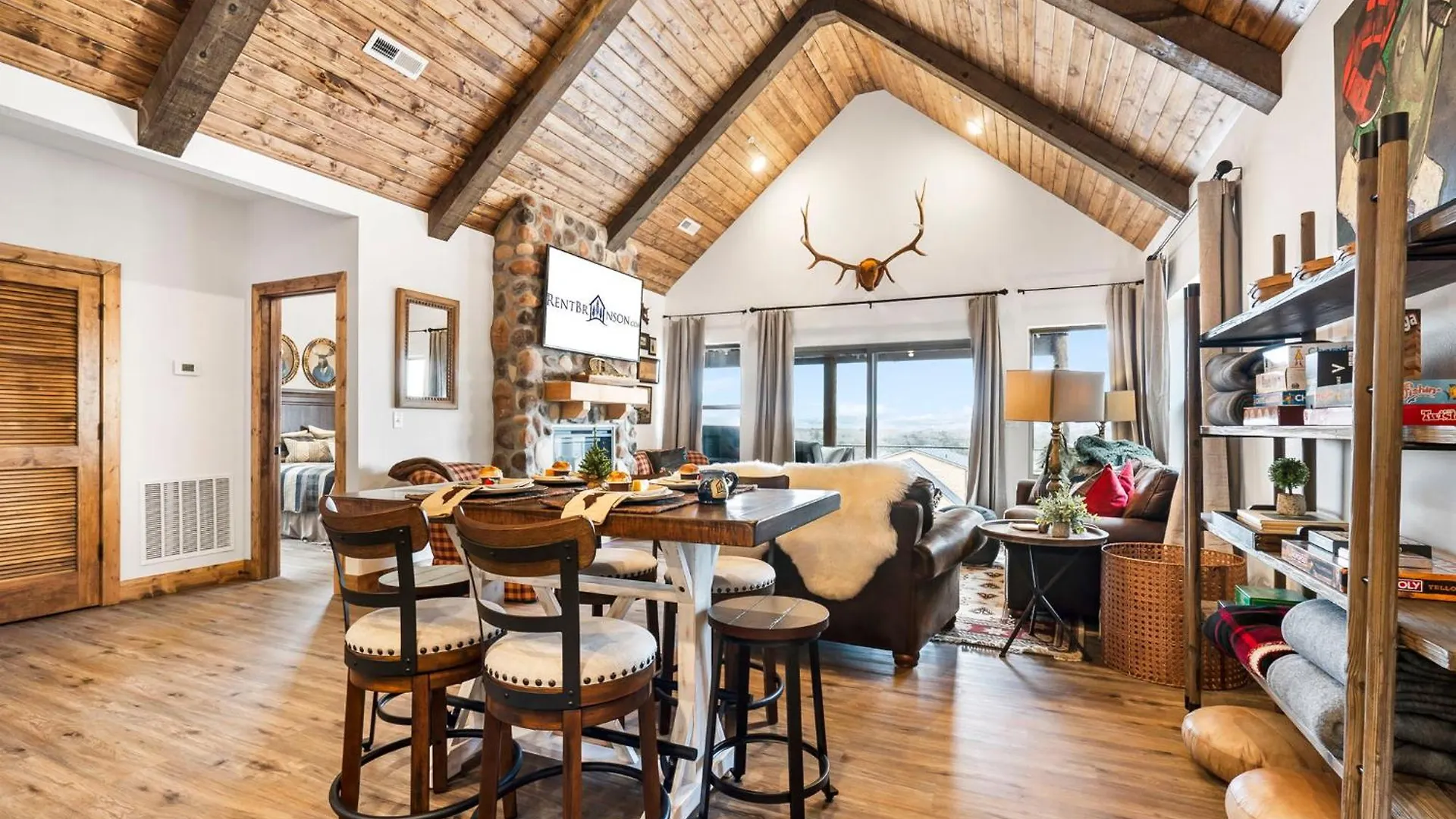 New Log With Ozark Sunset Views, $400 Daily Activities Included, Pickleball