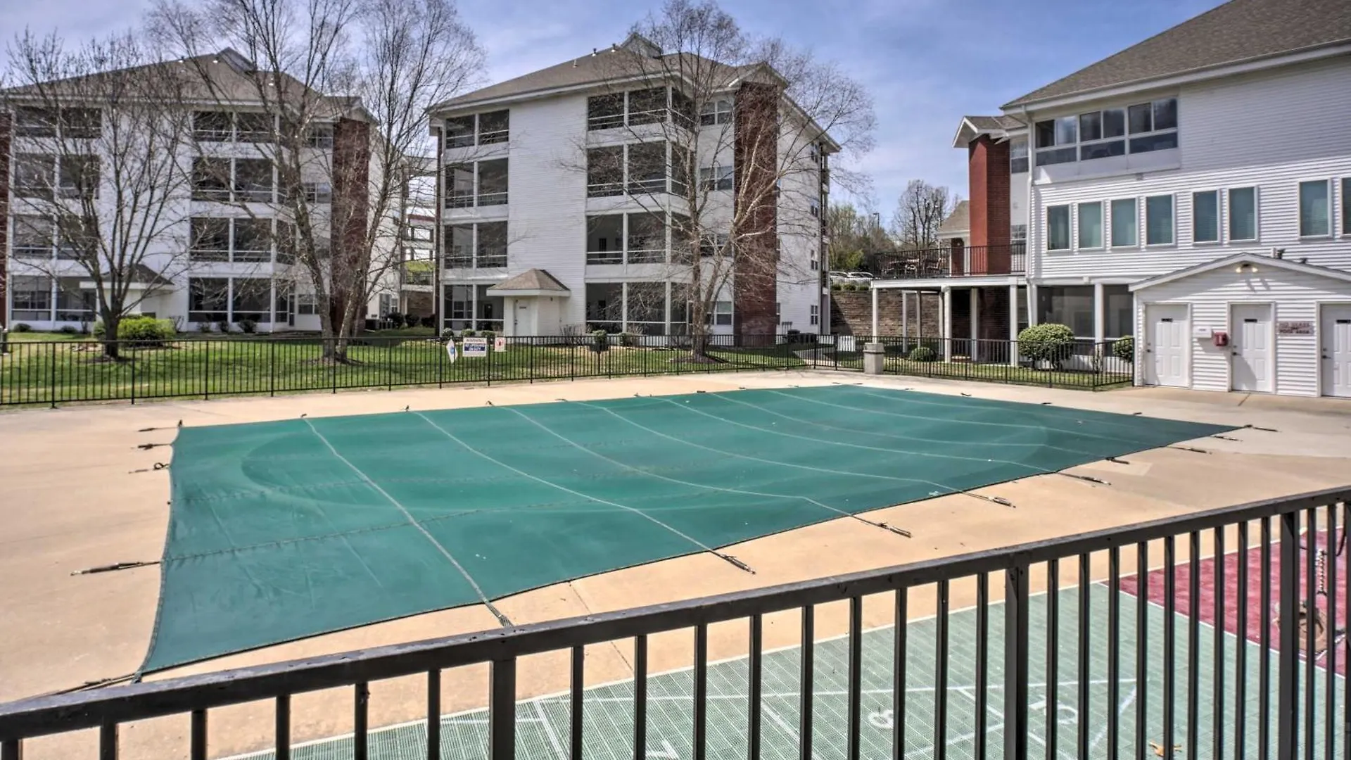 On Thousand Hills Golf Course! Apartmán