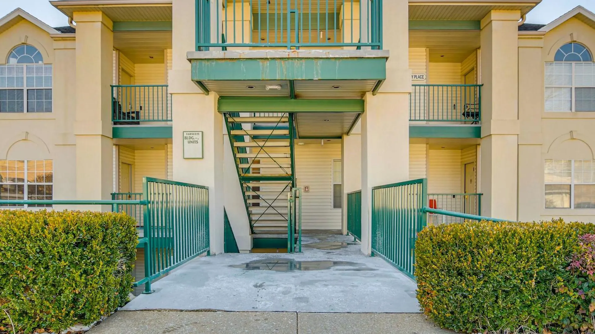 Sunroom With Golf Views Condo!