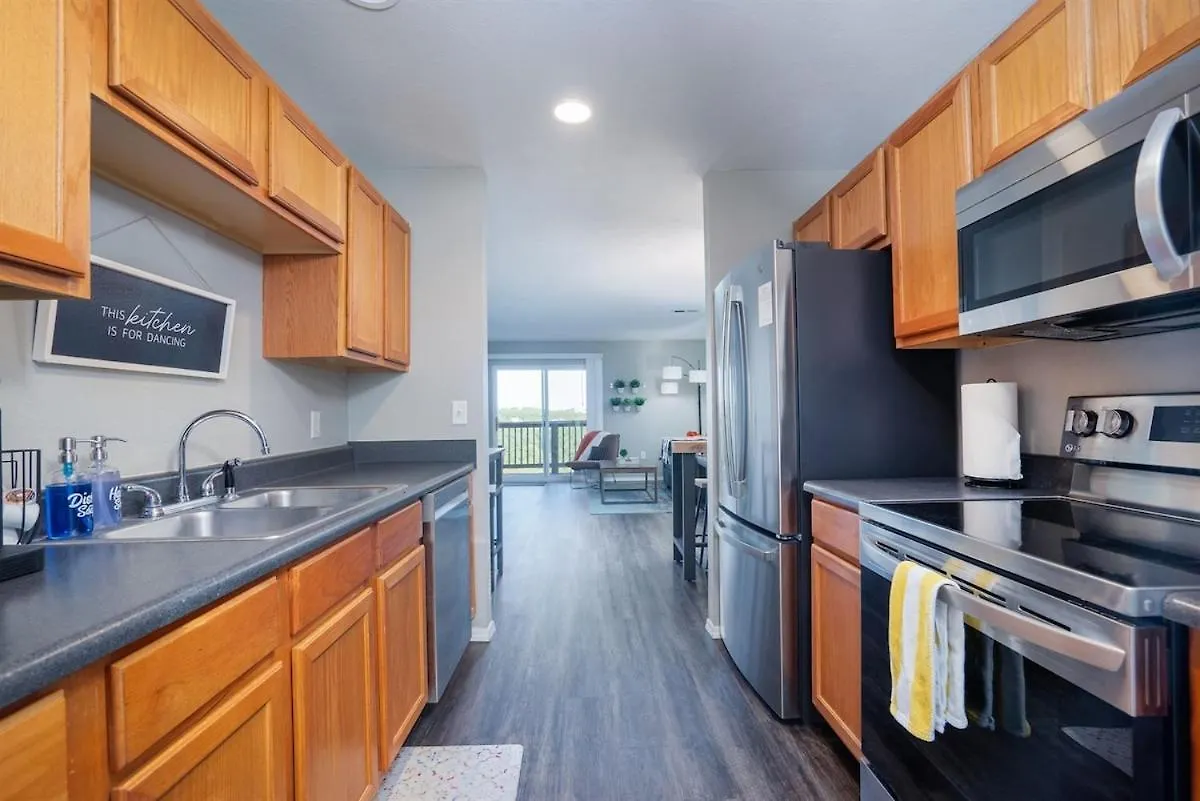 Spring Break Special! Between Strip & Sdc, 2903-6 Branson