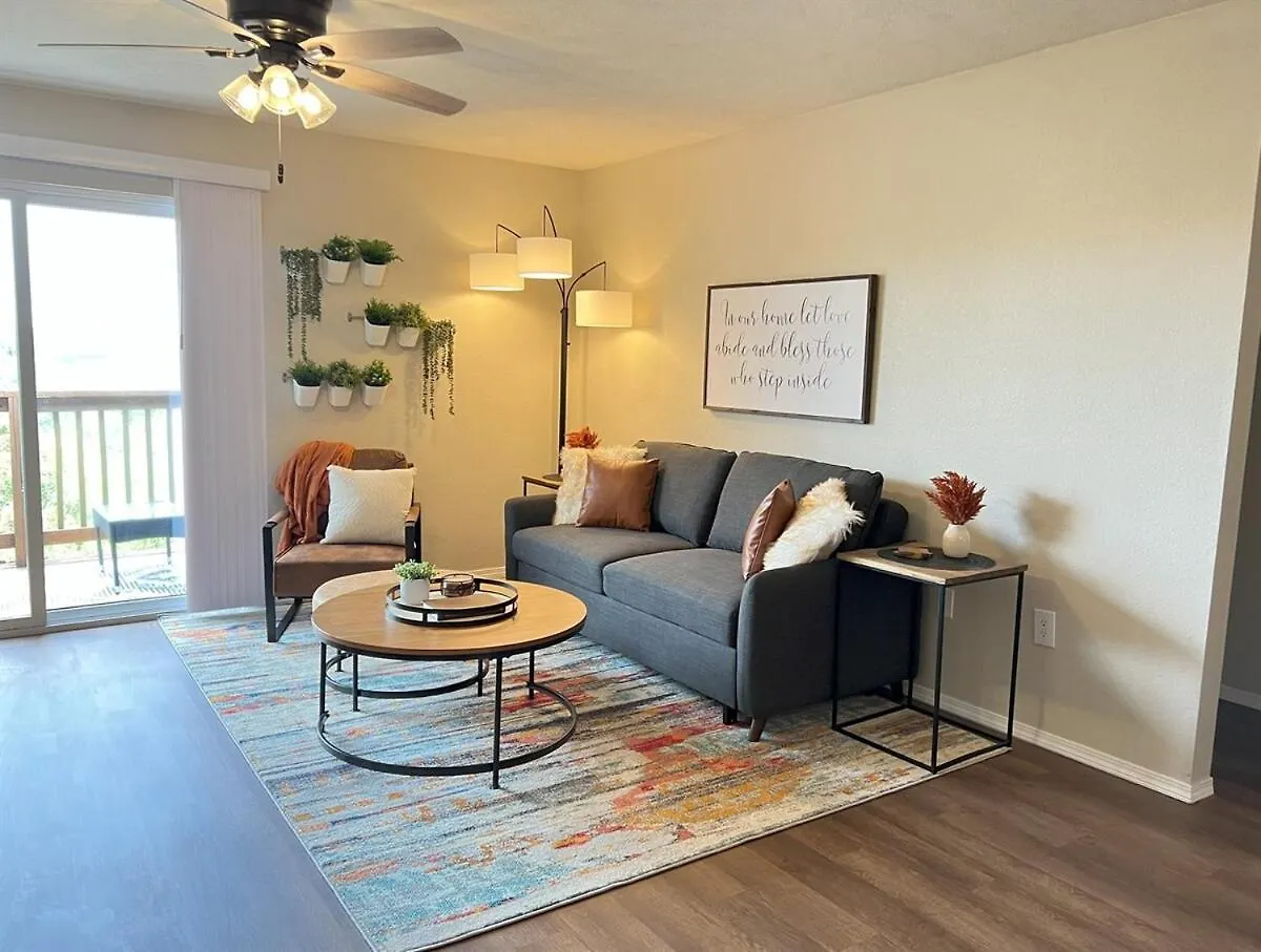 Spring Break Special! Between Strip & Sdc, 2901-6 *