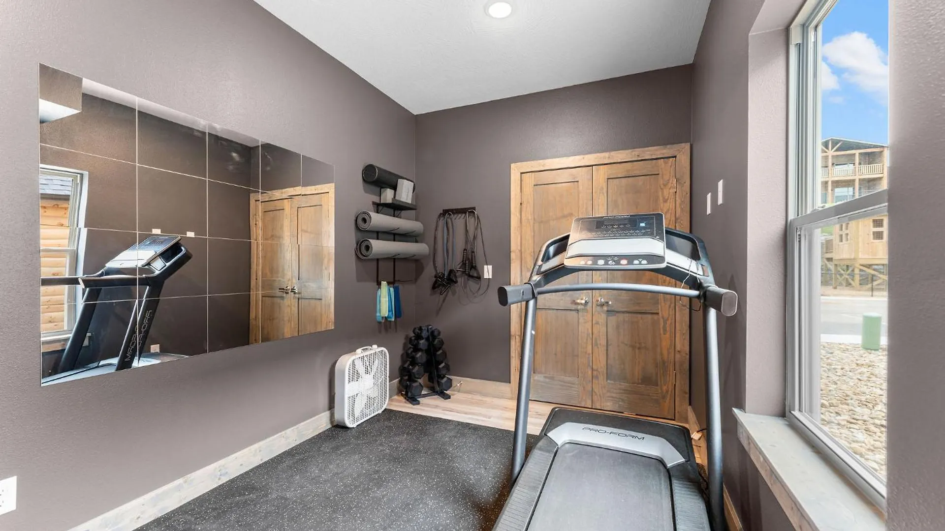 Lakefront Haven With Hot Tub And Gym