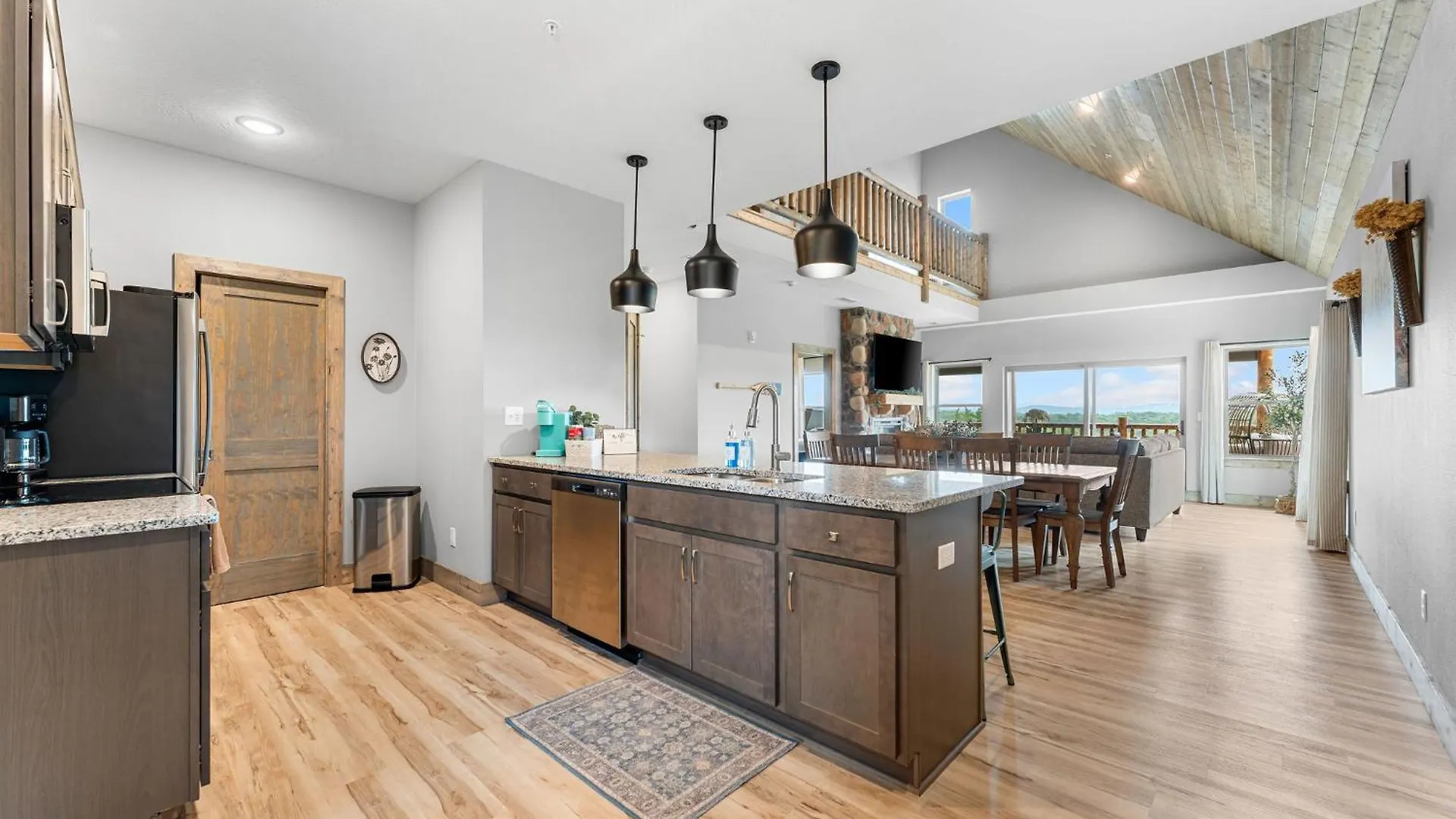 Lakefront Haven With Hot Tub And Gym