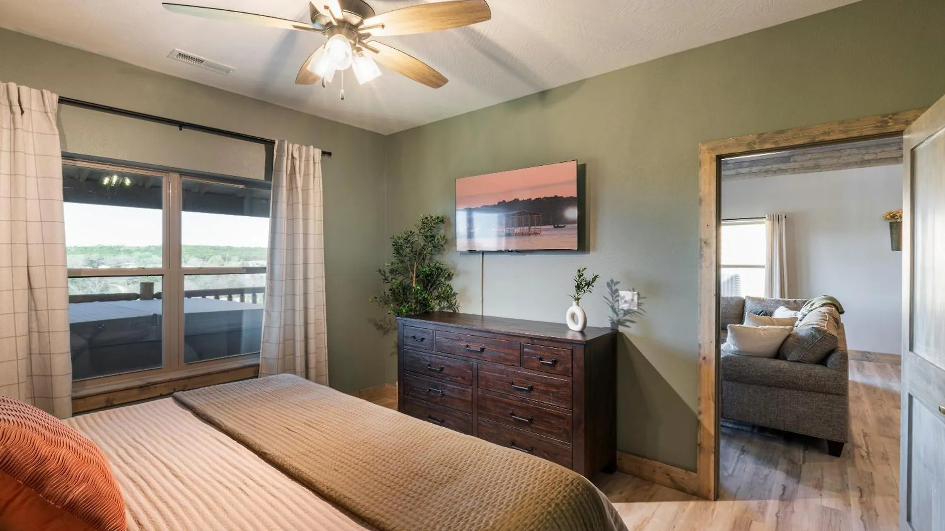 Holiday home Lakefront Haven With Hot Tub And Gym