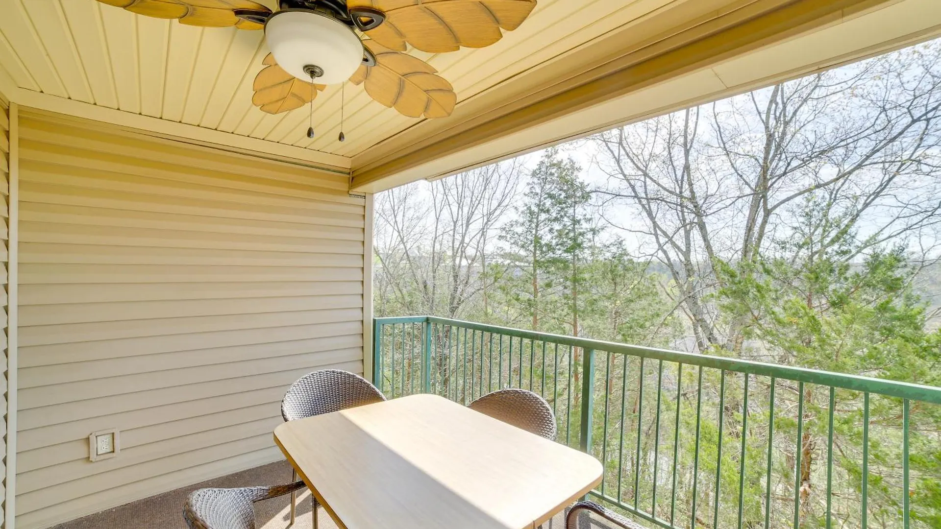 With Balcony, Near Silver Dollar City!