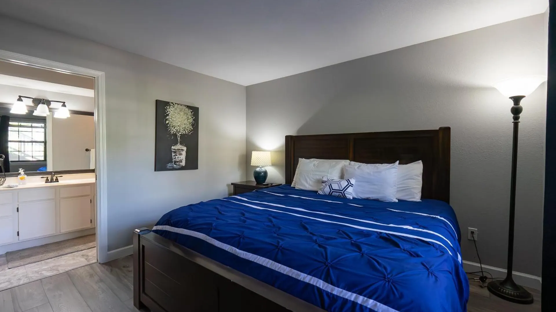 2br Updated Walk-in - 2 Pools - Near The Strip - Free Tickets Included - Fhc13 Holiday home