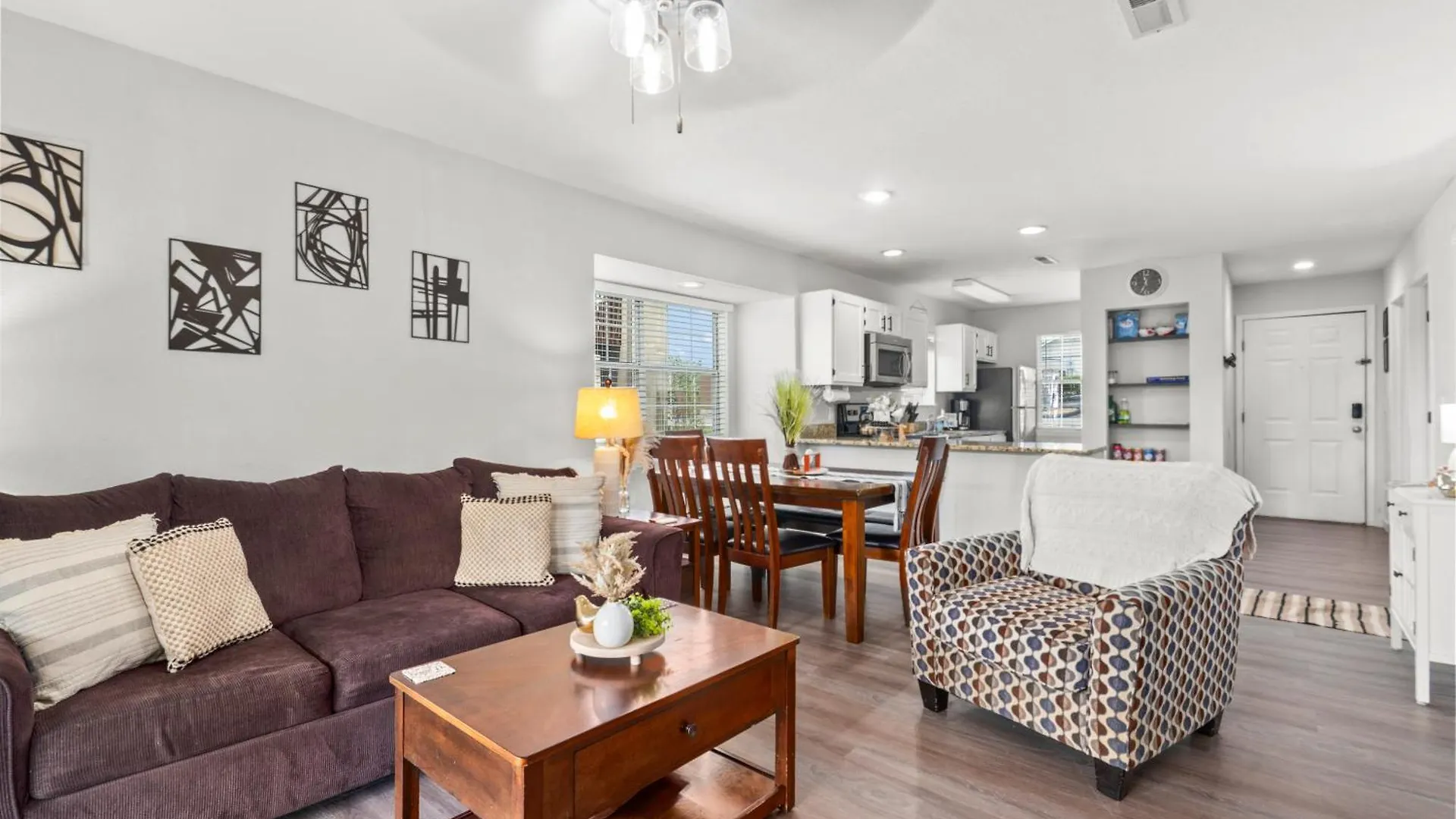 Walk-in, No Stairs Condo, Pets Welcome, 4 Mins To Silver Dollar City, 14 Mins To Ball Park Of America, Amazing Ozark Mountian Views