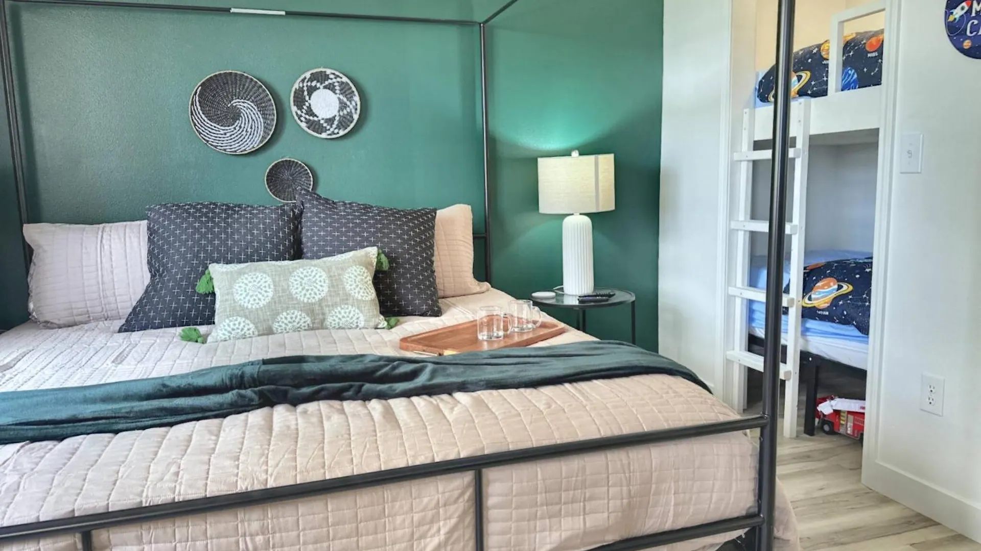 Apartment Indoor Pool/bunk/2 King/arcade/foosball/hot Tub! *