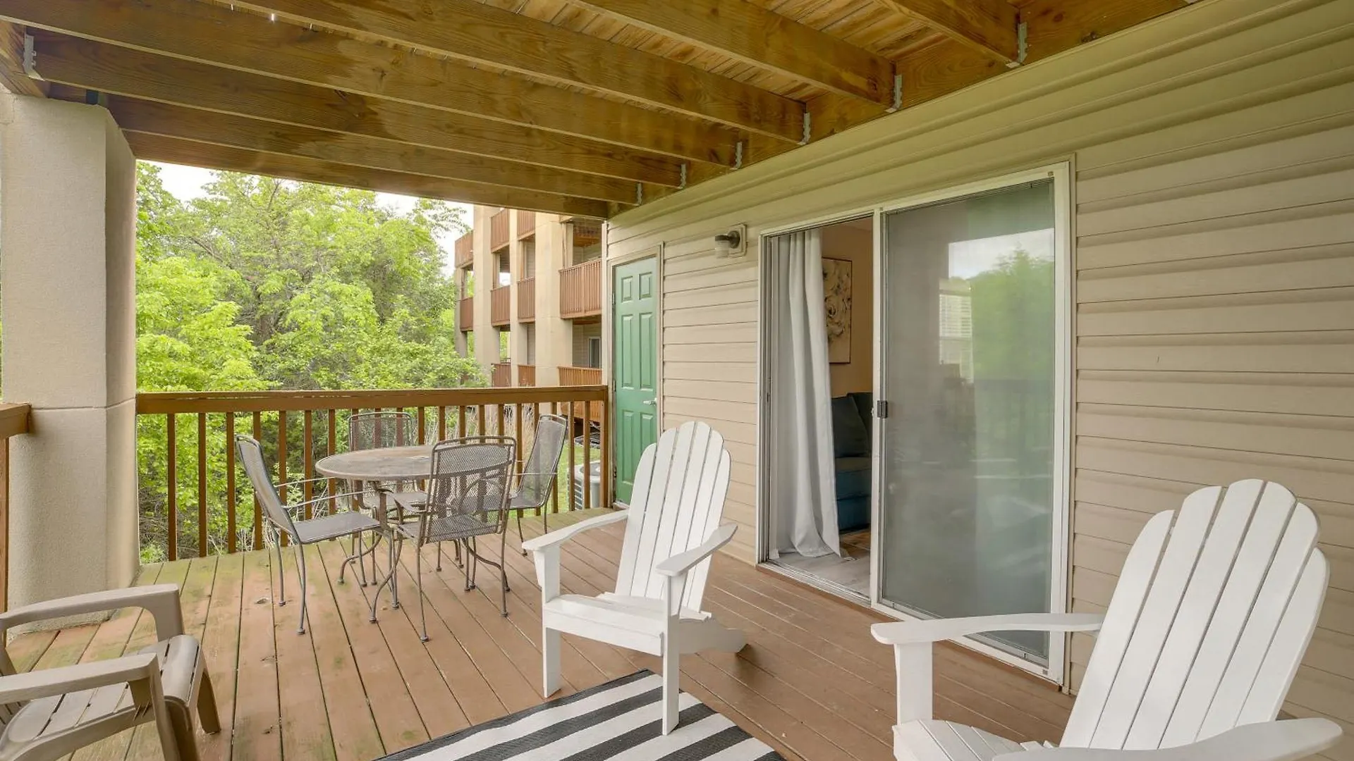Escape With Pool Access, Grill And Balcony! * Branson