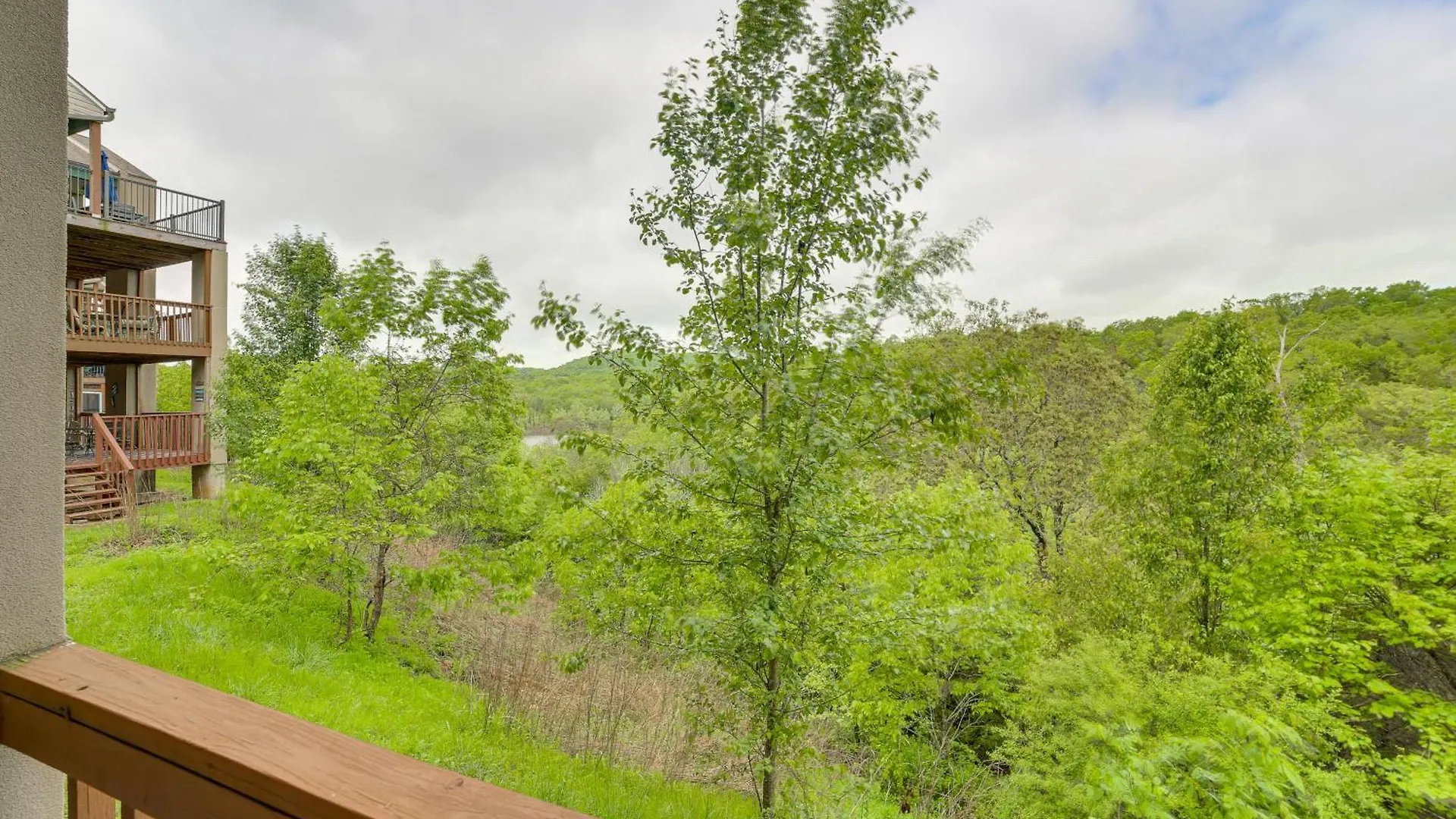 Escape With Pool Access, Grill And Balcony! * Branson