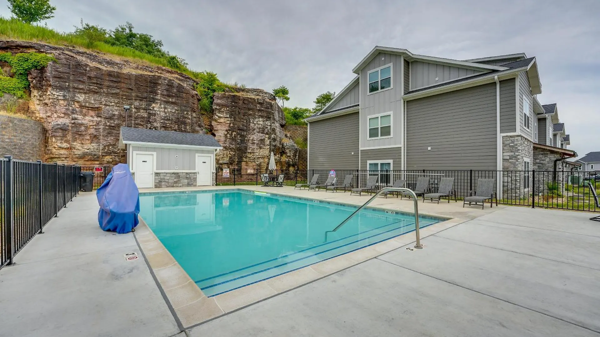 Apartman 2 Mi To Table Rock With Balcony!