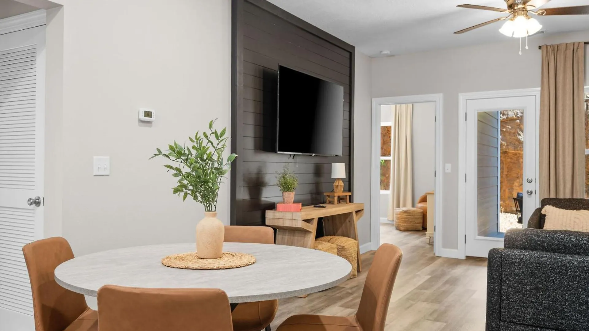 New! - Walk-in Sleeps 8 Appartement *
