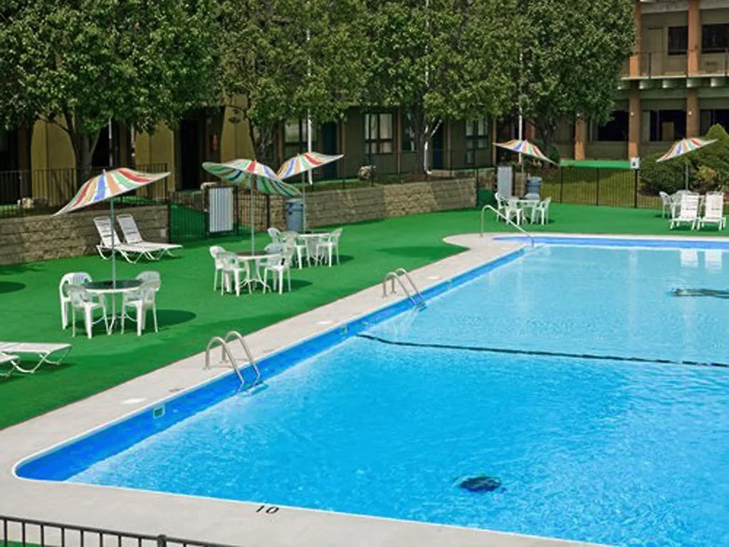 Roark Vacation 3* برانسون