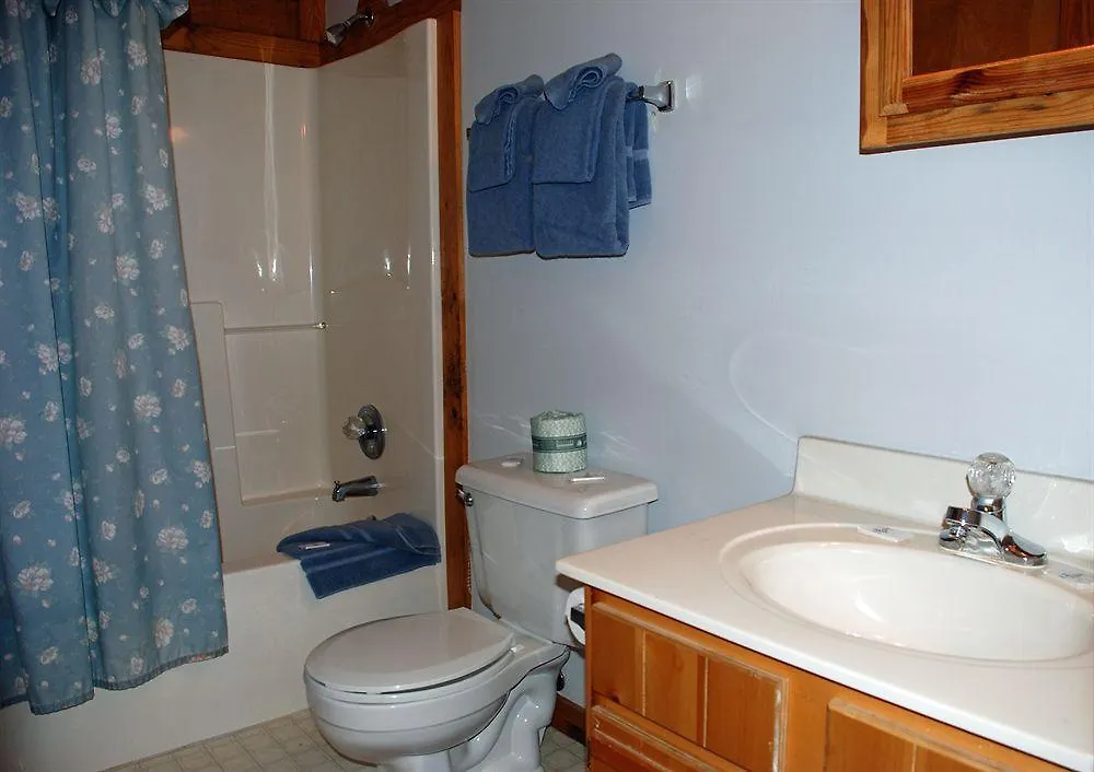 Trail's End Log Hotel