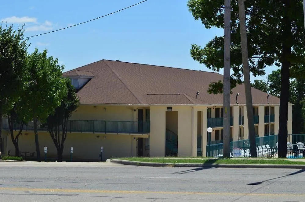 American Eagle & Motel 2*