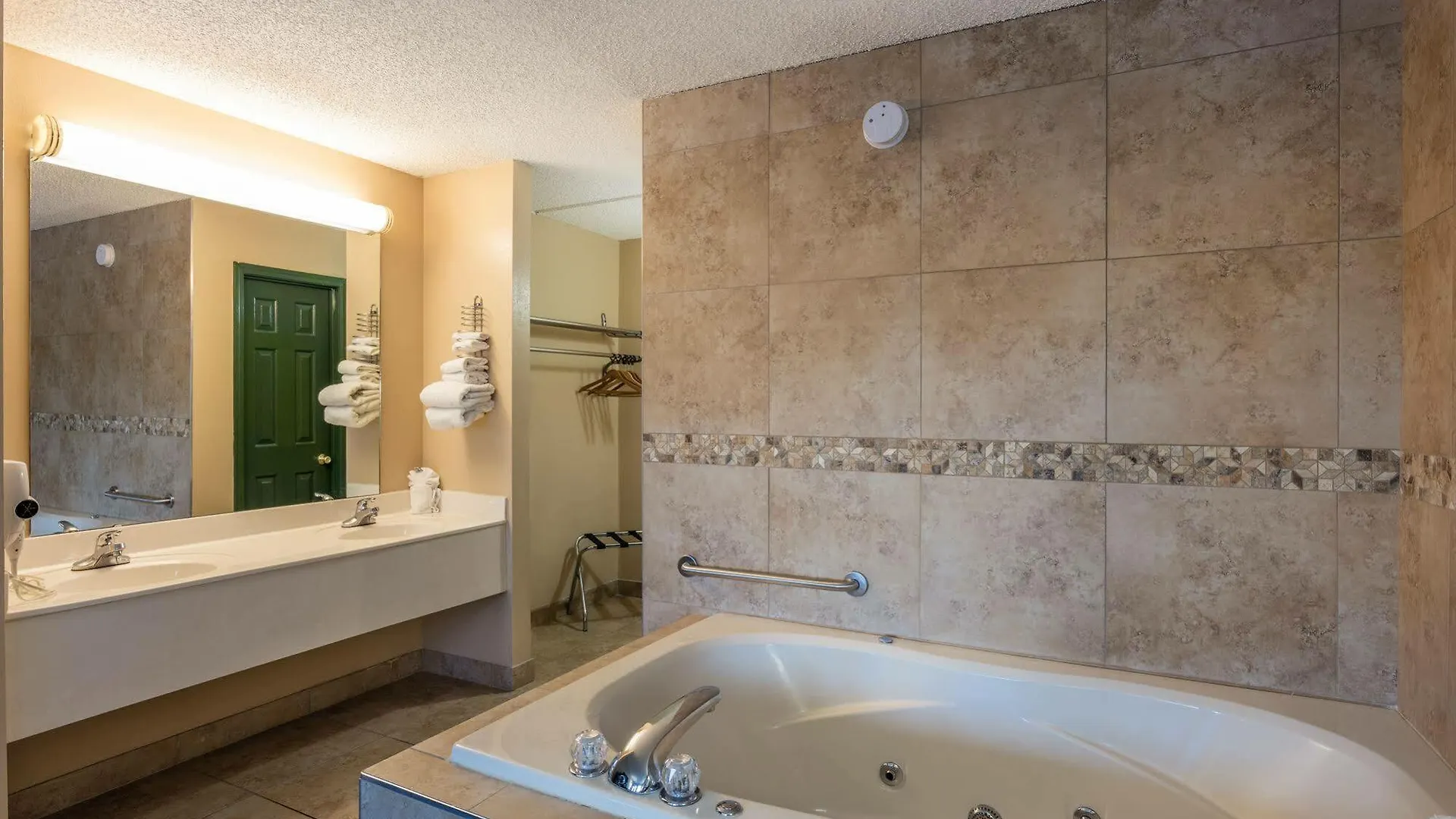 Angel Near Imax, A Travelodge By Wyndham Отель 3*