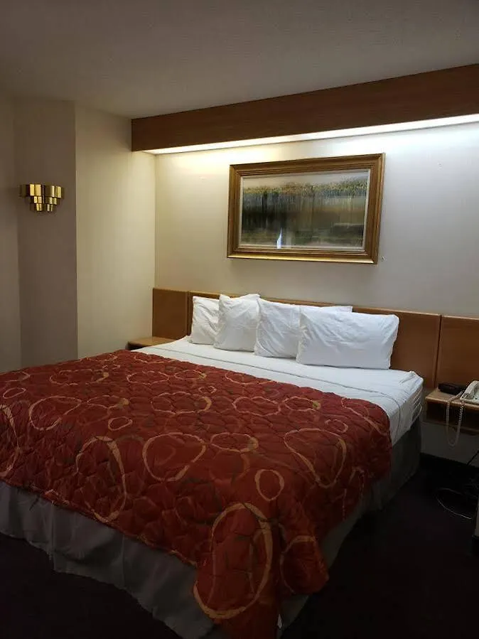 Knights At Thousand Hills Hotel *
