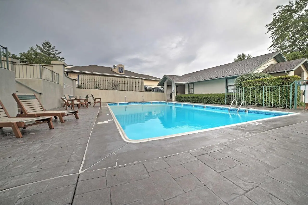 Apartment Less Than 1 Mi To Strip On Golf Course!