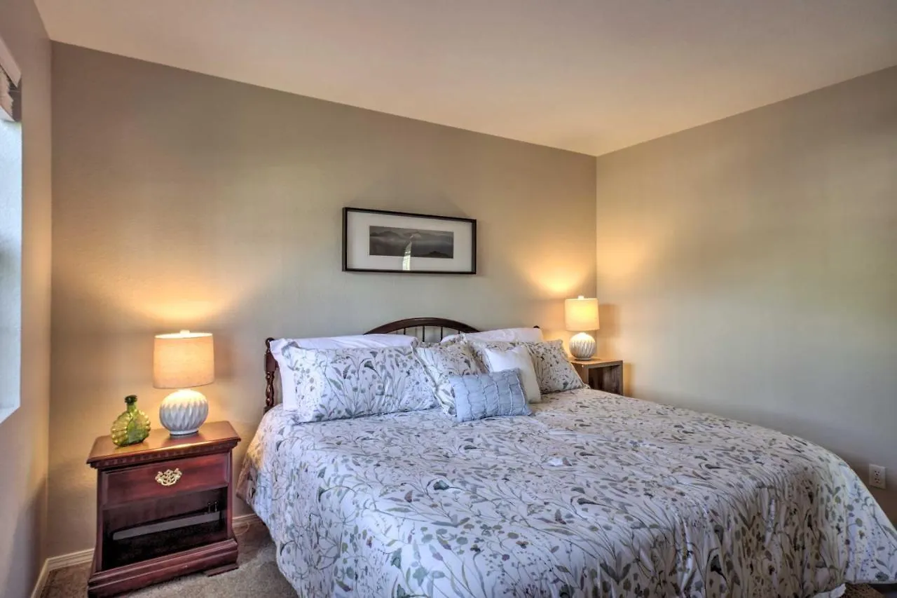 Apartment Less Than 1 Mi To Strip On Golf Course!