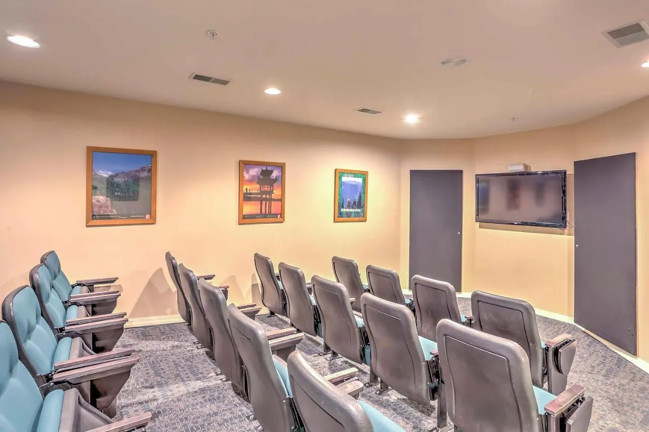 Apartment On Golf Course, 4 Mi To Downtown