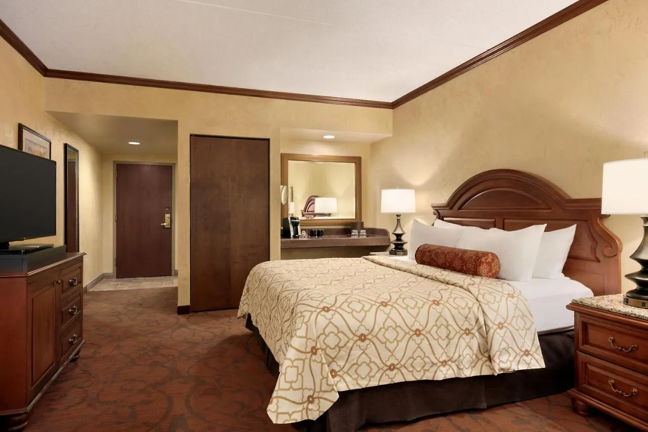 Chateau On The Lake Spa And Convention Center Resort 4*