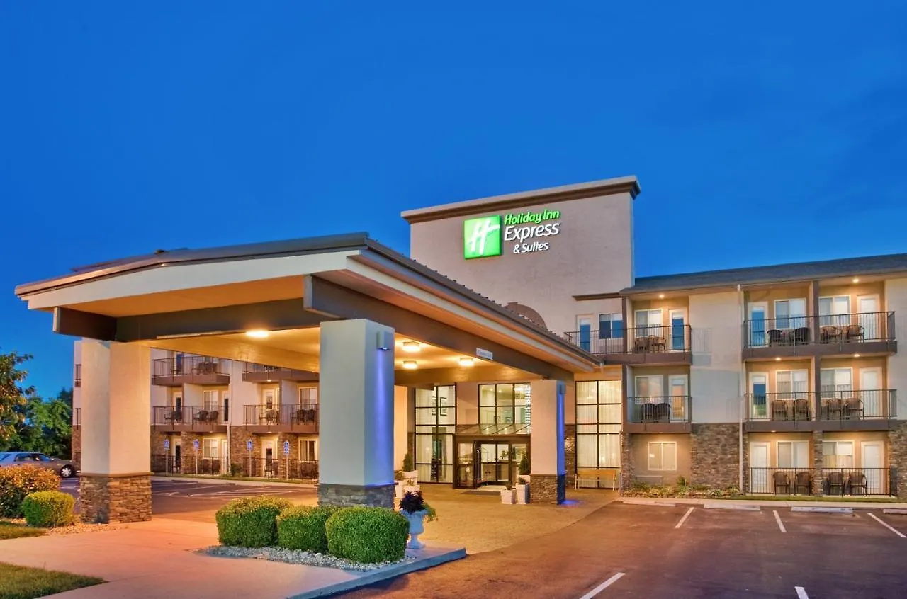 Holiday Express & 76 Central By Ihg Hotel