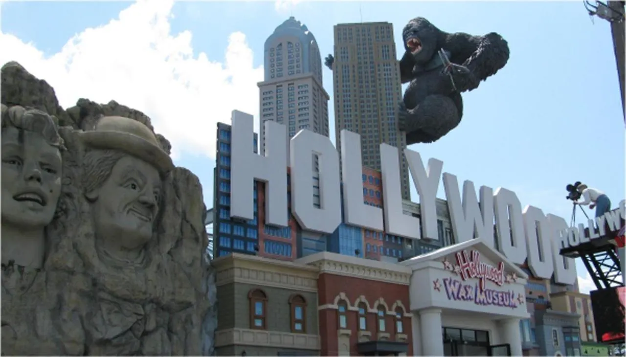 Hotel Holiday Express & 76 Central By Ihg Branson