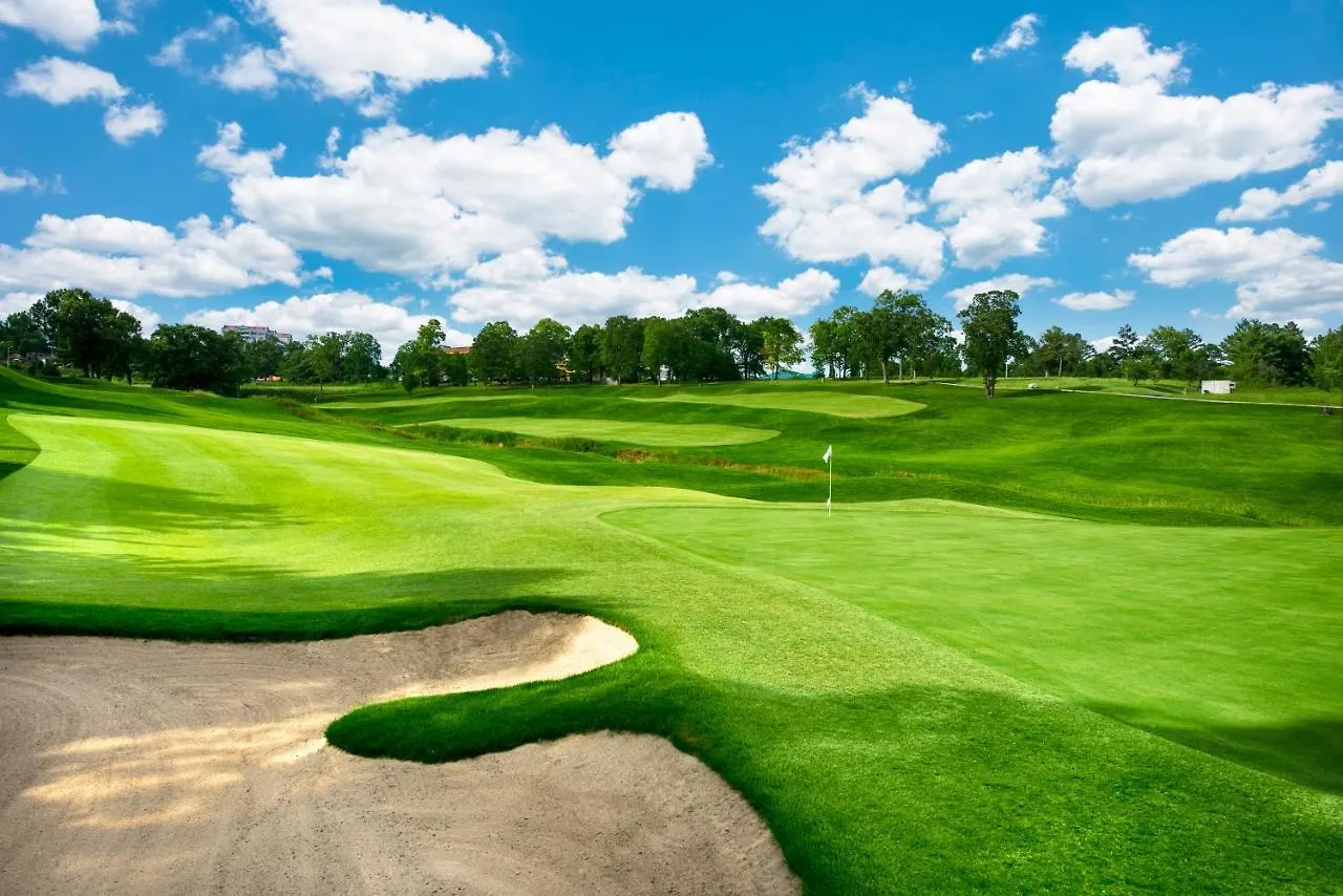 Rezort Links At Thousand Hills Branson