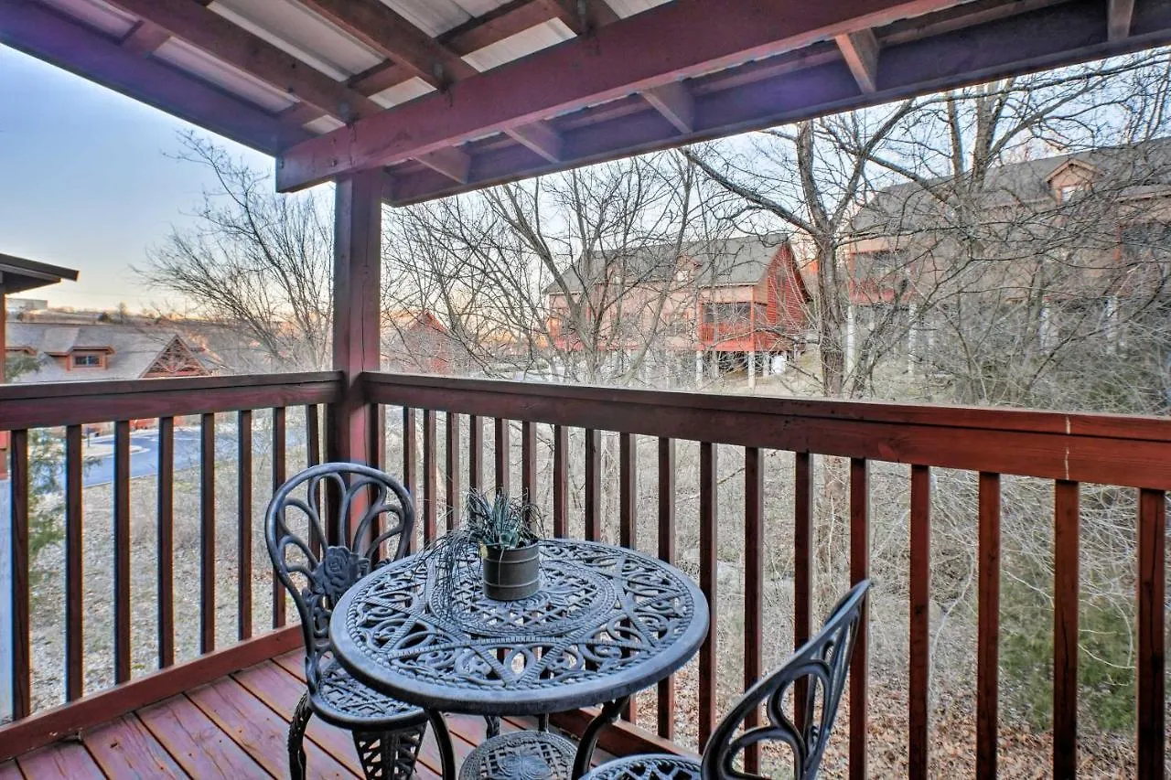 Cabin-style Studio Right Off The Strip!