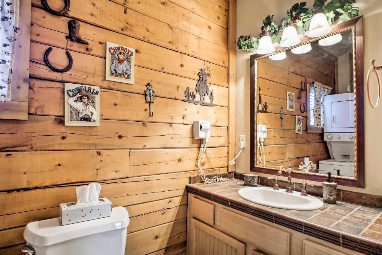 Apartment Cabin-style Studio Right Off The Strip! Branson