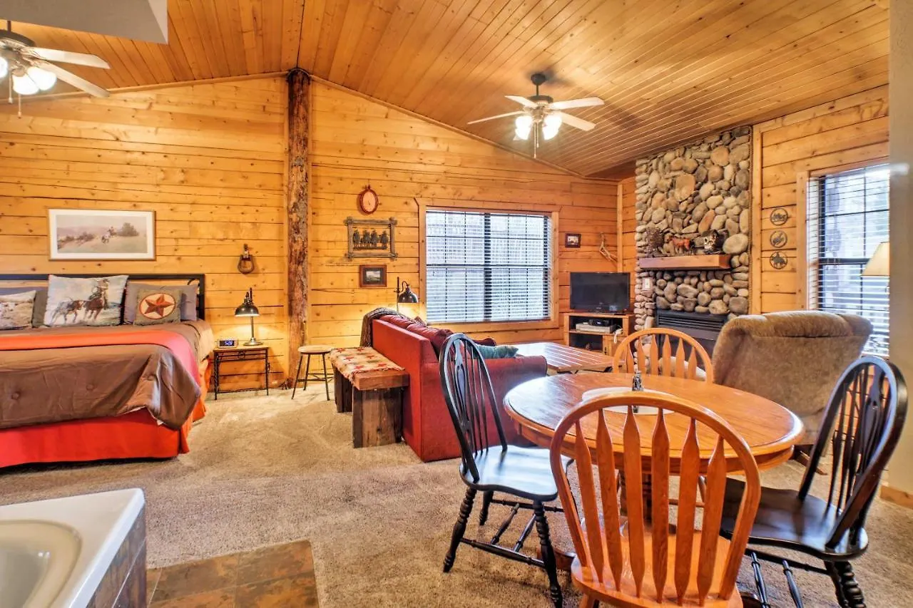 Cabin-style Studio Right Off The Strip! Apartment Branson