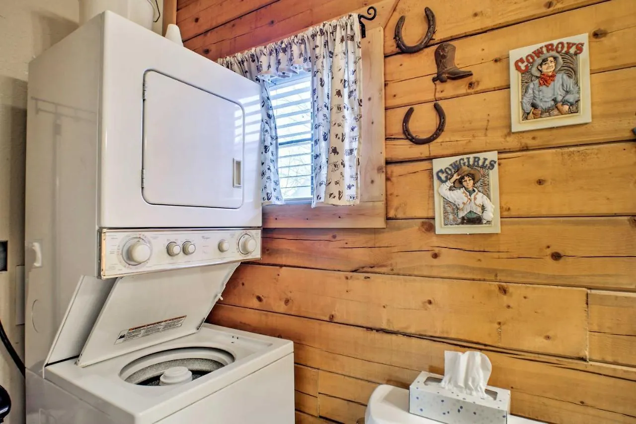 Cabin-style Studio Right Off The Strip! Apartment