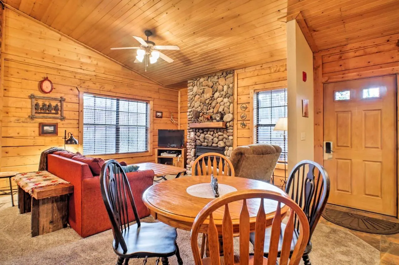 Cabin-style Studio Right Off The Strip! Branson
