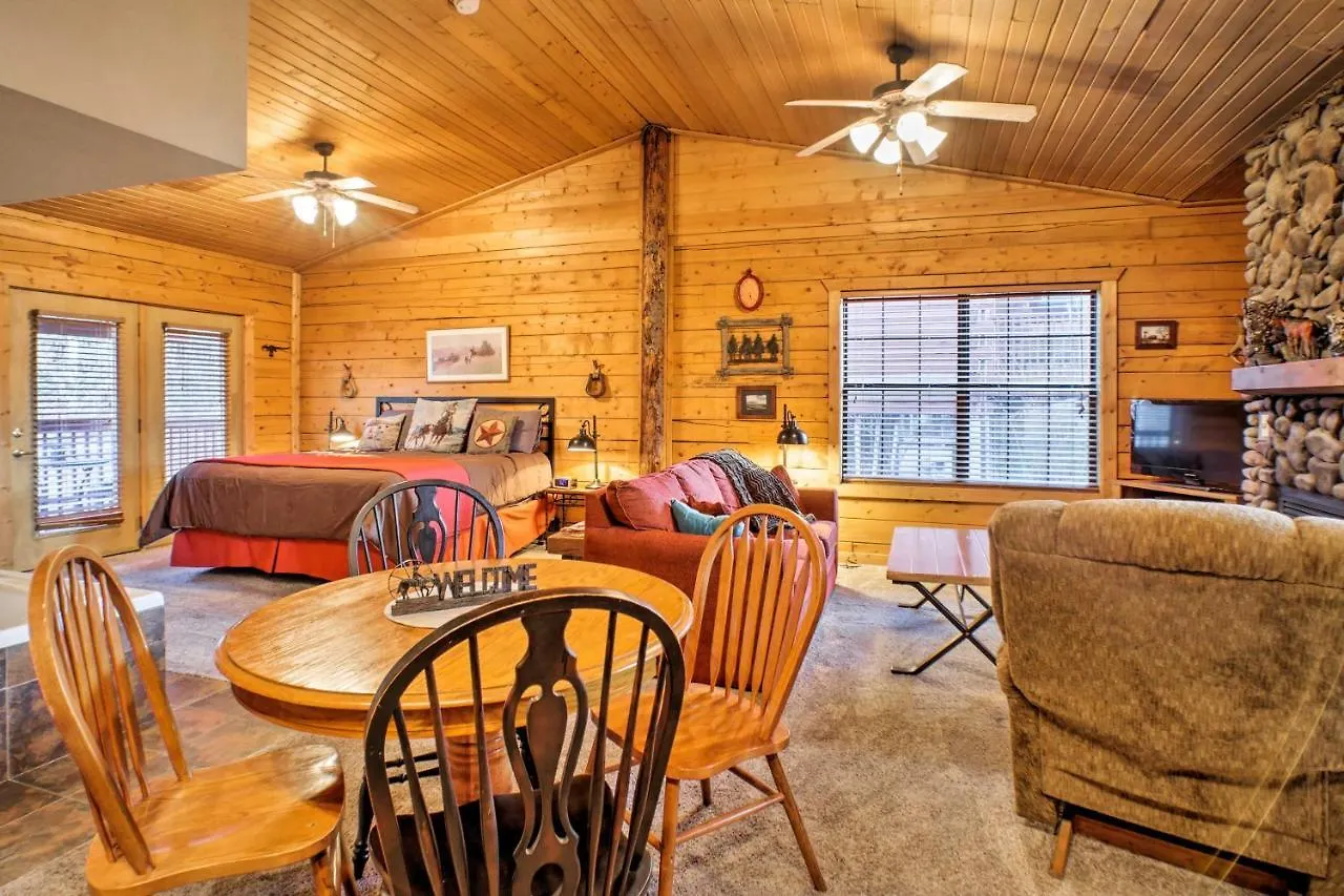 Cabin-style Studio Right Off The Strip! * Branson