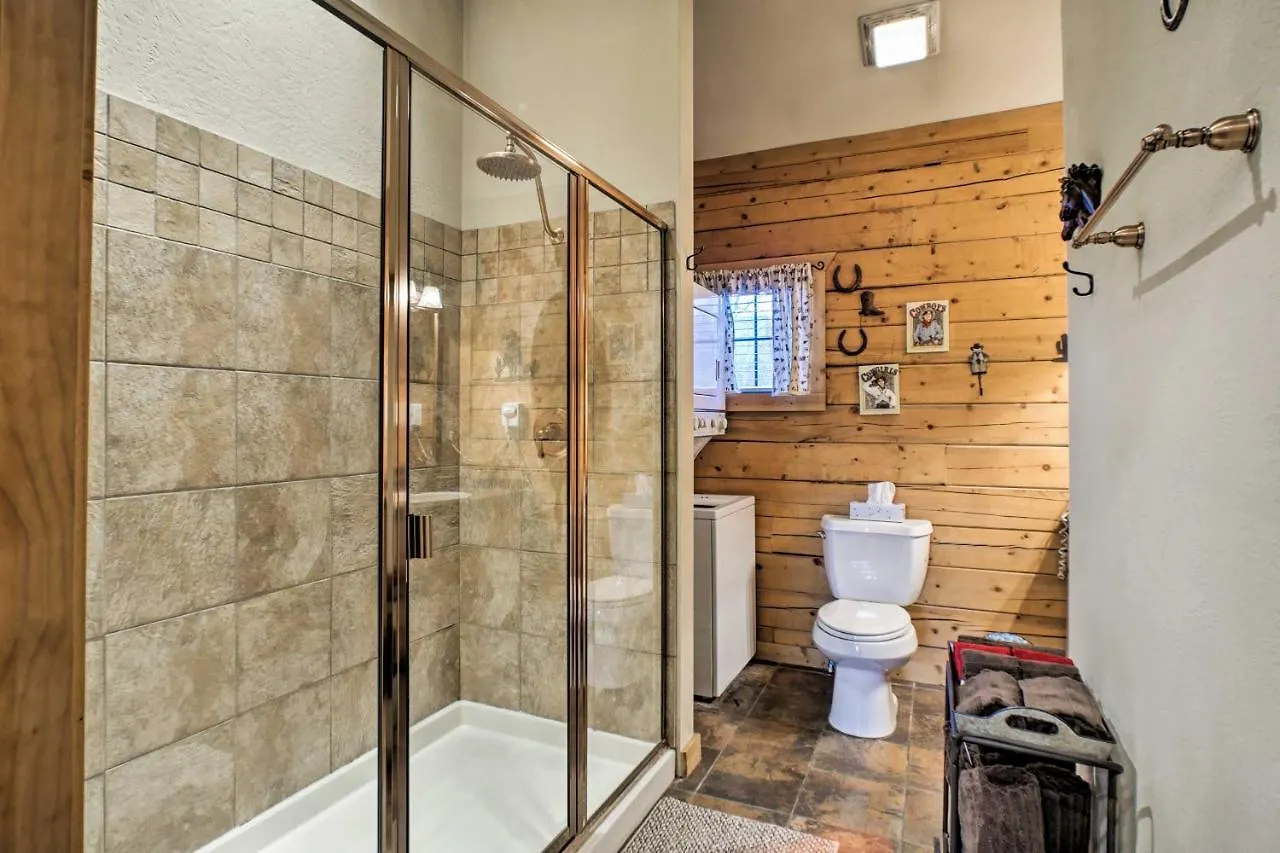 Cabin-style Studio Right Off The Strip! Apartment
